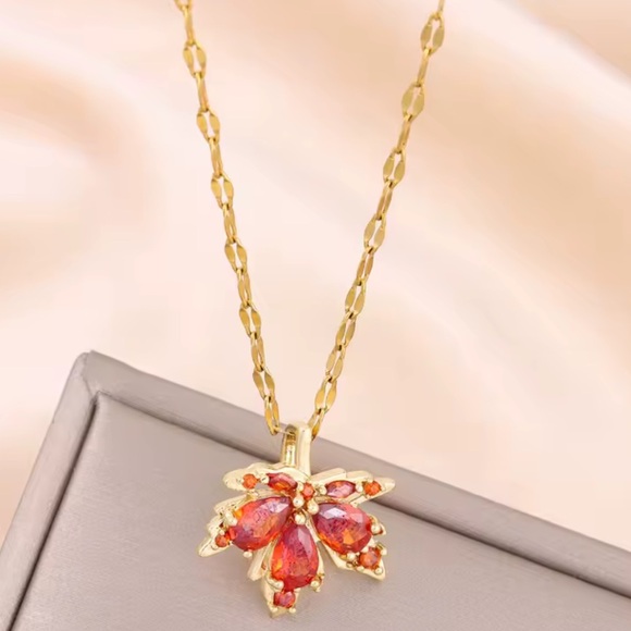 Stainless steel leaf Pendant Necklace - Picture 2 of 4